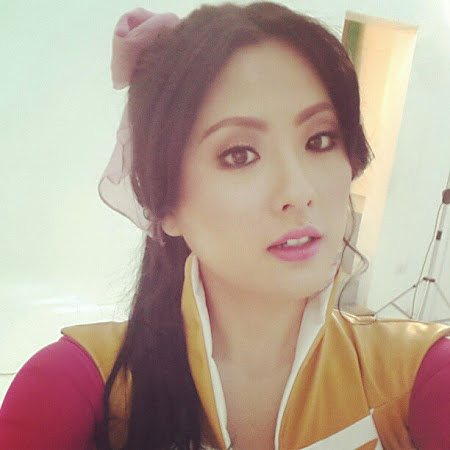 Hot and Sexy Jinri Parks Cosplays Megumi Oka of Voltes V