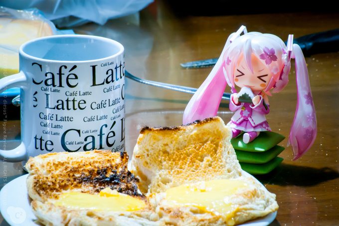 Sakura Miku : Eating her Breakfast