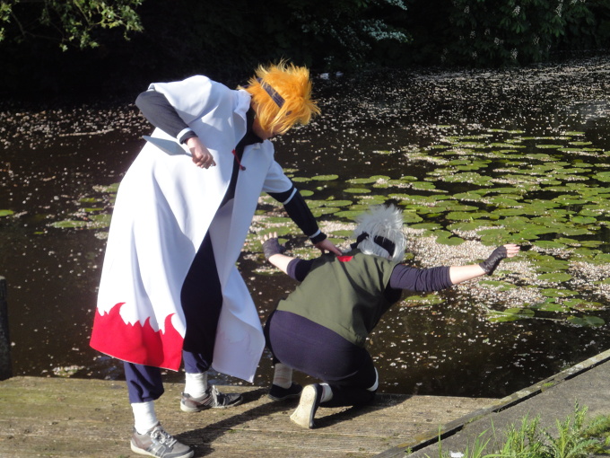 Minato pushing Kakashi xD