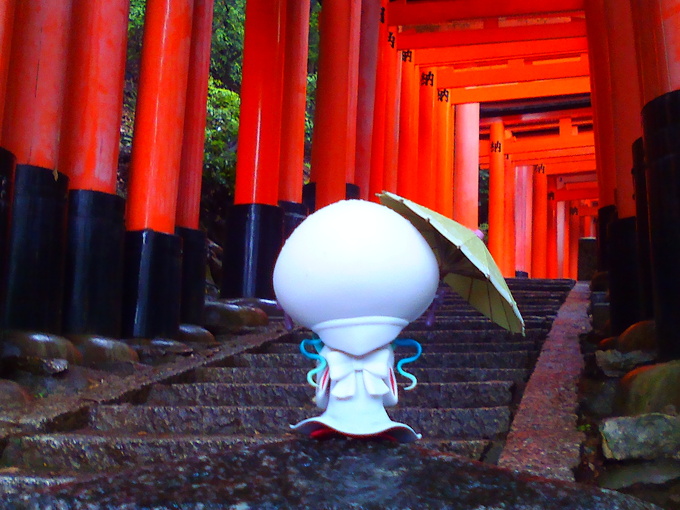 Miku at Fushimi Inari Shrine in Kyoto back view