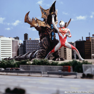 Ultraman bertarung dengan monster raksasa Cob