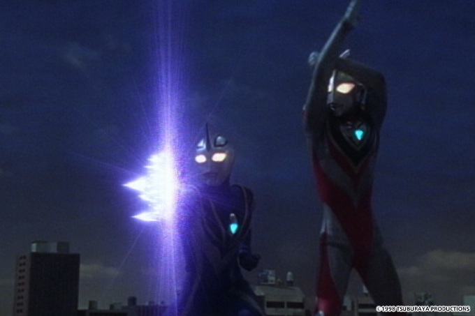 Para Ultraman bertarung bersama