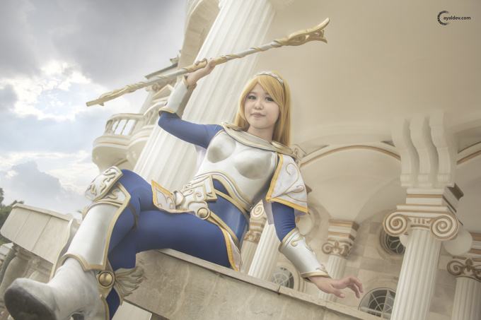 Misaki Fujioka cosplaying Lux of LOL