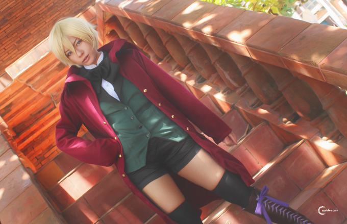 Vaynard Darkhearth cosplaying Alois Trancy of Black Butler